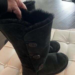 UGG Black Shearling Fur & Suede Bailey Button Size 10 Winter Boots.